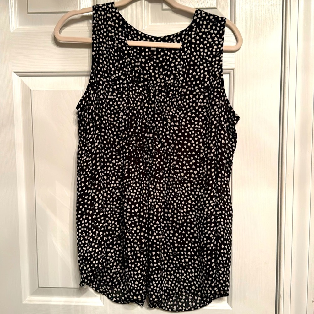 Black and white swing top with hearts. Great for work or casual.